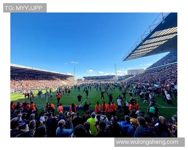 布拉德福德与奥尔德肖的激烈对决展现英乙联赛的精彩瞬间 布拉德福德与奥尔德肖的激烈对决展现英乙联赛的精彩瞬间