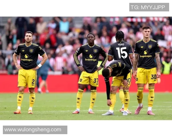 曼联迎战年青人期待精彩对决球迷热情高涨助威球队争取胜利 曼联迎战年青人期待精彩对决球迷热情高涨助威球队争取胜利