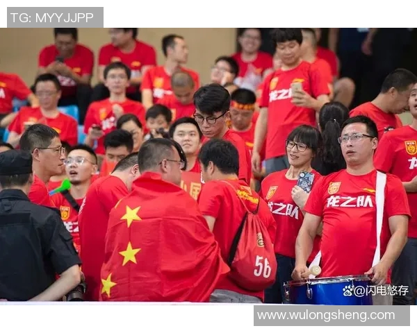 青岛队与上港队比赛裁判表现引发热议球迷反响不一 青岛队与上港队比赛裁判表现引发热议球迷反响不一